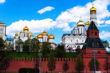 Moskova Kremlin 'in rıhtım manzarası. Rusya güneşli bir yaz gününde.