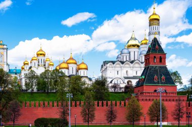 Moskova Kremlin 'in rıhtım manzarası. Rusya güneşli bir yaz gününde.