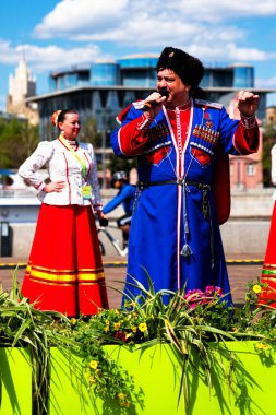 MOSCOW, RUSSIA - 5 Mayıs 2019: Sanatçılar Moskova festivalinde şarkı söylüyorlar 