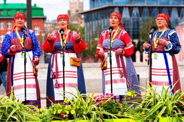 MOSCOW, RUSSIA - 5 Mayıs 2019: Sanatçılar Moskova festivalinde şarkı söylüyorlar 