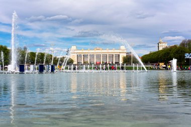 MOSCOW, Rusya - 4 Mayıs 2019: güneşli bir bahar gününde Moskova, Rusya 'daki Gorky Parkı.