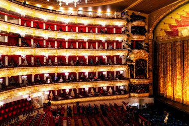 MOSCOW, RUSSIA - 3 Mayıs: Bolşoy Tiyatrosu, 1895 yılında mimar Alberto Cavos tarafından yapılan Moskova, Rusya 'daki tarihi bir bale ve opera tiyatrosu..