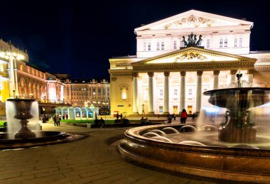 MOSCOW, RUSSIA - 4 Mayıs 2019: Moskova 'da Bolşoy Tiyatrosu, fenerlerin ve tiyatronun yakınındaki meydanda bulunan fıskiyelerin ışığında