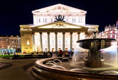 MOSCOW, RUSSIA - 4 Mayıs 2019: Moskova 'da Bolşoy Tiyatrosu, fenerlerin ve tiyatronun yakınındaki meydanda bulunan fıskiyelerin ışığında