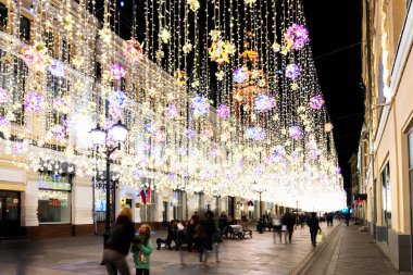 MOSCOW, RUSSIA - 5 Mayıs 2019: Vetoshny sokağı Noel ve Yeni Yıl kutlamalarından sonra ampullerle süslendi. GUM (Ana Mağaza).