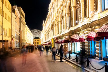 MOSCOW, RUSSIA - 5 Mayıs 2019: Vetoshny sokağı Noel ve Yeni Yıl kutlamalarından sonra ampullerle süslendi. GUM (Ana Mağaza).