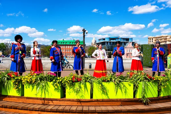 モスクワ ロシア 5月5 2019 モスクワ祭りで曲を演奏するアーティスト モスクワ春のカペラ — ストック写真