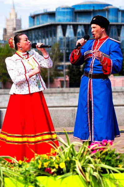 モスクワ ロシア 5月5 2019 モスクワ祭りで曲を演奏するアーティスト モスクワ春のカペラ — ストック写真