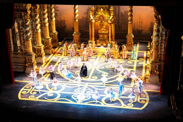 MOSCOW, RUSSIA - 3 Mayıs: Bolşoy Tiyatrosu 1895 'te mimar Alberto Cavos tarafından Moskova, Rusya' da düzenlenen tarihi bir bale ve opera tiyatrosu. Uyuyan Güzel oyunu gösteriliyor.