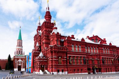 MOSCOW, RUSSIA - Mayıs 2019: Devlet Tarih Müzesi ve Kızıl Meydan 'daki Nikolskaya Kulesi, Kızıl Meydan' ın ortasından manzara.