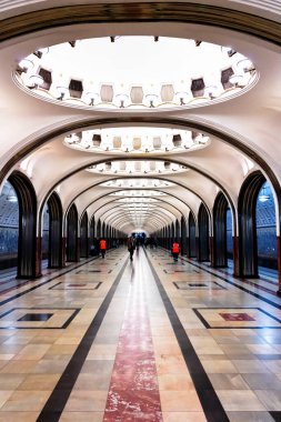 MOSCOW, RUSSIA - 3 Mayıs 2019: Moskova, Rusya 'daki Mayakovskaya metro istasyonu. Stalinist mimarinin güzel bir örneği ve dünyanın en ünlü metro istasyonlarından biri. 1938 'de açıldı.