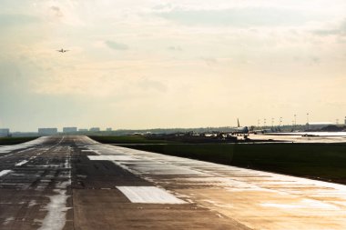 Uçak Sheremietievo havaalanından kalkmaya hazır. Bir pist üzerindeki pencereden görüntüle