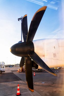 Bombardıman uçağı Q400 yolcular için pist bekliyor.