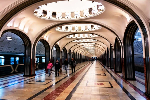 MOSCOW, RUSSIA - 3 Mayıs 2019: Moskova, Rusya 'daki Mayakovskaya metro istasyonu. Stalinist mimarinin güzel bir örneği ve dünyanın en ünlü metro istasyonlarından biri. 1938 'de açıldı.