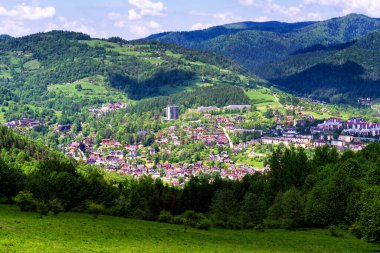 Polonya 'nın Pieniny dağlarındaki Szczawnica kasabasına bakın.