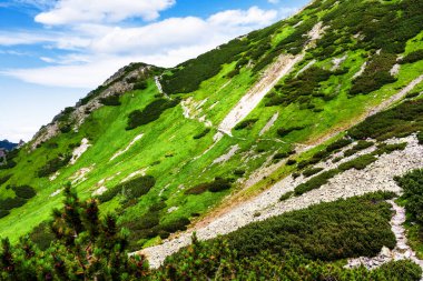 Yüksek Tatras Dağları, Preov Bölgesi 'nde Slovakya sınırı boyunca uzanan ve Polonya' nın güneyinde bulunan bir dağ silsilesidir..