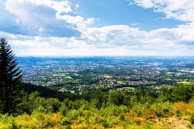 Polonya Beskid Maly 'deki Magurka yamaçlarından Bielsko Biala şehrinin panoramik görüntüsü. Bielsko, dağların eteklerinde iyi bir turistik altyapıya sahip bir şehirdir..