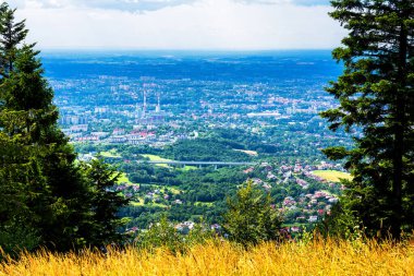 Polonya Beskid Maly 'deki Magurka yamaçlarından Bielsko Biala şehrinin panoramik görüntüsü. Bielsko, dağların eteklerinde iyi bir turistik altyapıya sahip bir şehirdir..