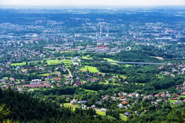 Polonya Beskid Maly 'deki Magurka yamaçlarından Bielsko Biala şehrinin panoramik görüntüsü. Bielsko, dağların eteklerinde iyi bir turistik altyapıya sahip bir şehirdir..