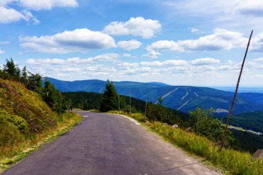 Polonya ve Çek Cumhuriyeti sınırında yürüyüş yolları ve Karkonosze (Krkonose) dağlarının ulusal parkı görülüyor. Güzel manzaralı güzel yaz manzarası.
