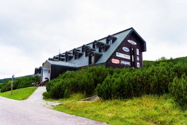 SPINDLEROV MLYN, CZECH REPUBLIC - 13 AUG 2019: Çek Krkonose Dağları Ulusal Parkı 'ndaki dağ oteli Chata Vyrovka Bouda. Krkonose (Karkonosze Lehçe) ve Sudetes dağlarının bir kısmı.