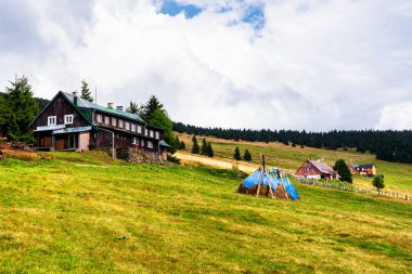 Polonya ve Çek Cumhuriyeti sınırındaki Karkonosze (Krkonose) dağları ve yürüyüş yolları manzarası. Güzel manzaralı yaz manzarası. Spindlerov Mlyn popüler bir turistik yerdir.