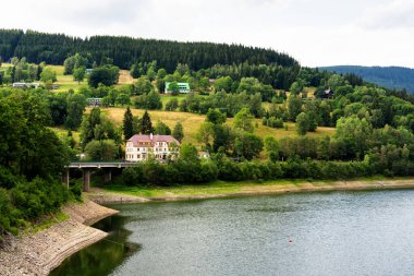 Çek Cumhuriyeti 'nin Giant Dağları' ndaki Elbe Nehri 'ndeki su barajı. Önde bir dağ hanı manzarası var..