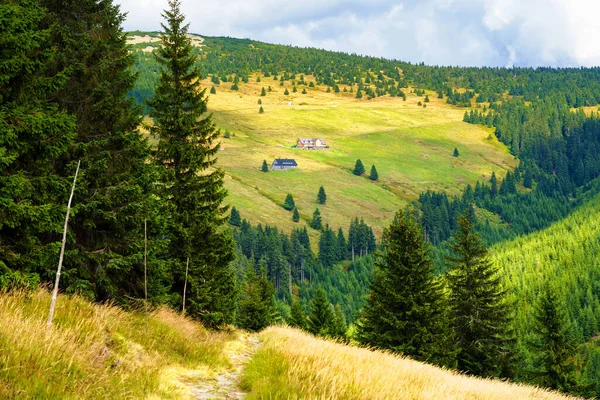 ポーランドとチェコの国境にあるハイキングコースとカルコノゼ クルコノシェ の国立公園の眺め美しい景色を望む風光明媚な夏の風景 Spindlerov Mlynは人気のある観光地です — ストック写真