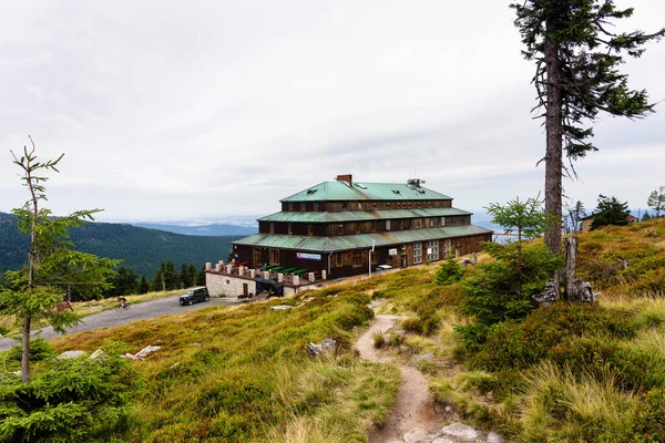 Karpacz ポーランド 8月14 2019 ポーランドの山のホテルOdrodzenie Karkonosze山国立公園 チェコ語でクルコノセ そしてスデート山脈の一部 — ストック写真