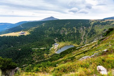 Polonya 'nın Aşağı Silezya bölgesindeki Karkonosze dağlarındaki dağ gölü Ulusal Parkı. Bakir manzaranın güzel yaz manzarası.