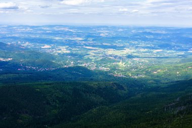 Polonya ve Çek Cumhuriyeti sınırında yürüyüş yolları ve Karkonosze (Krkonose) dağlarının ulusal parkı görülüyor. Güzel manzaralı güzel yaz manzarası.