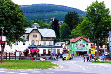 SPINDLERUV MLYN - 15 AUG 2019: Spindleruv Mlyn - popüler turizm merkezi, dağ geçidi ve kış aylarında kayak merkezi.