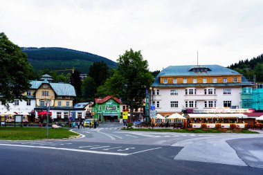 SPINDLERUV MLYN - 15 AUG 2019: Spindleruv Mlyn - popüler turizm merkezi, dağ geçidi ve kış aylarında kayak merkezi.