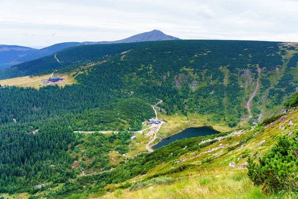 下シレジア地域 ポーランドのKarkonosze山国立公園内の山の湖 自然のままの風景の美しい夏の景色 — ストック写真