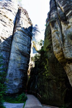 Adrspach Teplice Ulusal Parkı. Çek Cumhuriyeti 'nde kum taşı tepeleri ve oluşumlarından oluşan kaya kasabası