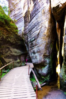 Adrspach Teplice Ulusal Parkı. Çek Cumhuriyeti 'nde kum taşı tepeleri ve oluşumlarından oluşan kaya kasabası