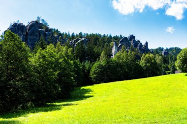 Adrspach Teplice Ulusal Parkı. Çek Cumhuriyeti 'nde kum taşı tepeleri ve oluşumlarından oluşan kaya kasabası