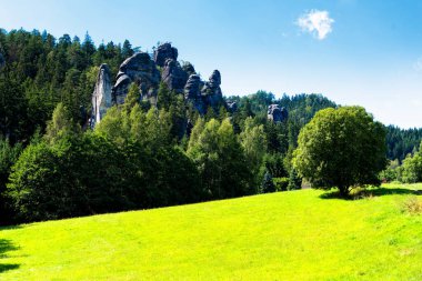 Adrspach Teplice Ulusal Parkı. Çek Cumhuriyeti 'nde kum taşı tepeleri ve oluşumlarından oluşan kaya kasabası