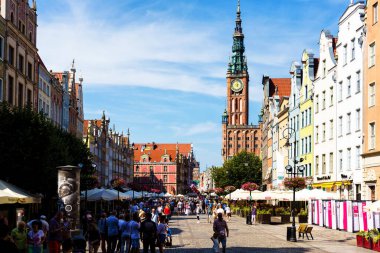 GDANSK, POLAND - 28 AUG 2019: Polonya 'nın Gdansk Eski Kasabası' ndaki Long Street 'teki tarihi apartman evleri