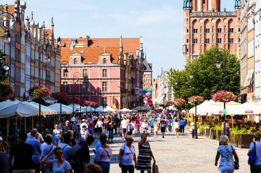 GDANSK, POLAND - 28 AUG 2019: Polonya 'nın Gdansk Eski Kasabası' ndaki Long Street 'teki tarihi apartman evleri