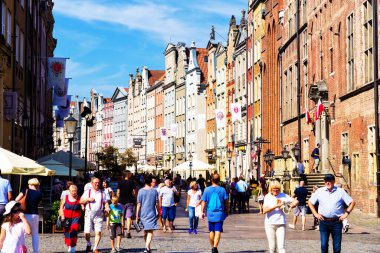 GDANSK, POLAND - 28 AUG 2019: Polonya 'nın Gdansk Eski Kasabası' ndaki Long Street 'teki tarihi apartman evleri