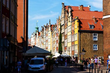 GDANSK, POLAND - 28 AUG 2019: Polonya 'nın Gdansk Eski Kasabası' ndaki Long Street 'teki tarihi apartman evleri