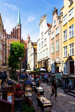 GDANSK, POLAND - 28 AUG 2019: Polonya 'nın Gdansk Eski Kasabası' ndaki Long Street 'teki tarihi apartman evleri