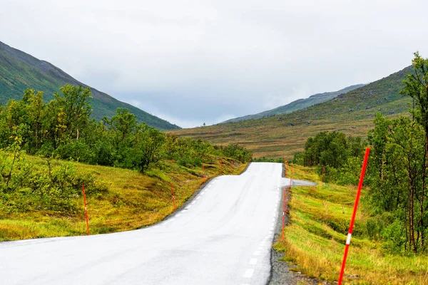 Malownicza Asfaltowa Droga Przez Piękny Widok Góry Wyspie Senja Norwegia — Zdjęcie stockowe