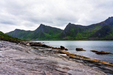 Tipik bir Lofoten Körfezi manzarası. Güzel bir günün sahnesi. Lofoten Adaları dünyanın dört bir yanından gelen insanlar için popüler bir turizm merkezidir ve hala popülerlik kazanmaktadır. Norveç Avrupa