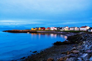 Tipik bir Lofoten Körfezi manzarası. Güzel, huzurlu bir günün sahnesi var. Lofoten Adaları dünyanın dört bir yanından gelen insanlar için popüler bir turizm merkezidir ve hala popülerlik kazanmaktadır. Norveç, Avrupa