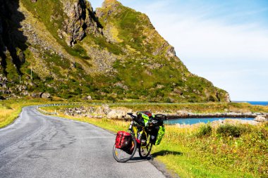 LOFOTEN, NORway - 10 Eylül 2019: Lofoten, Norveç 'te ağır yüklü bisiklet ve çantalar - İskandinavya' da popüler turist ve bisikletçi durağı