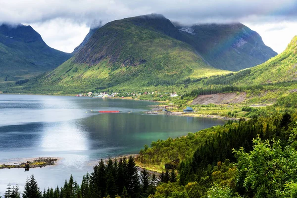 典型的なロフテン湾の景色 素敵な牧歌的な一日のシーン ロフテン島は 世界中の人々のための人気のある観光地であり まだ人気を集めています ノルウェー ヨーロッパ — ストック写真