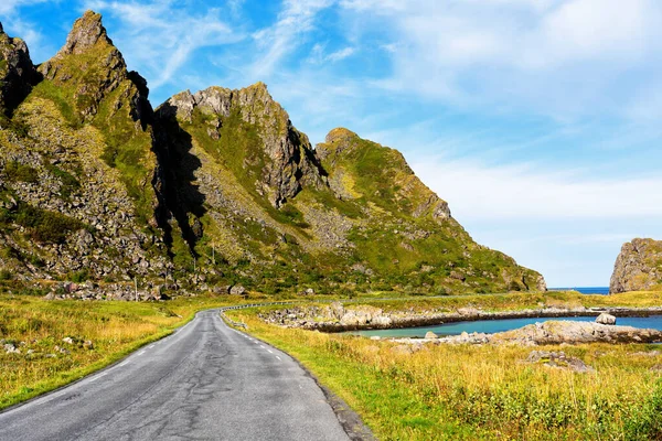 ノルウェーのロフトテン島の海沿いの道路 — ストック写真