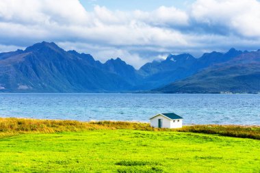 Tipik bir Lofoten Körfezi manzarası. Güzel, huzurlu bir günün sahnesi var. Lofoten Adaları dünyanın dört bir yanından gelen insanlar için popüler bir turizm merkezidir ve hala popülerlik kazanmaktadır. Norveç, Avrupa